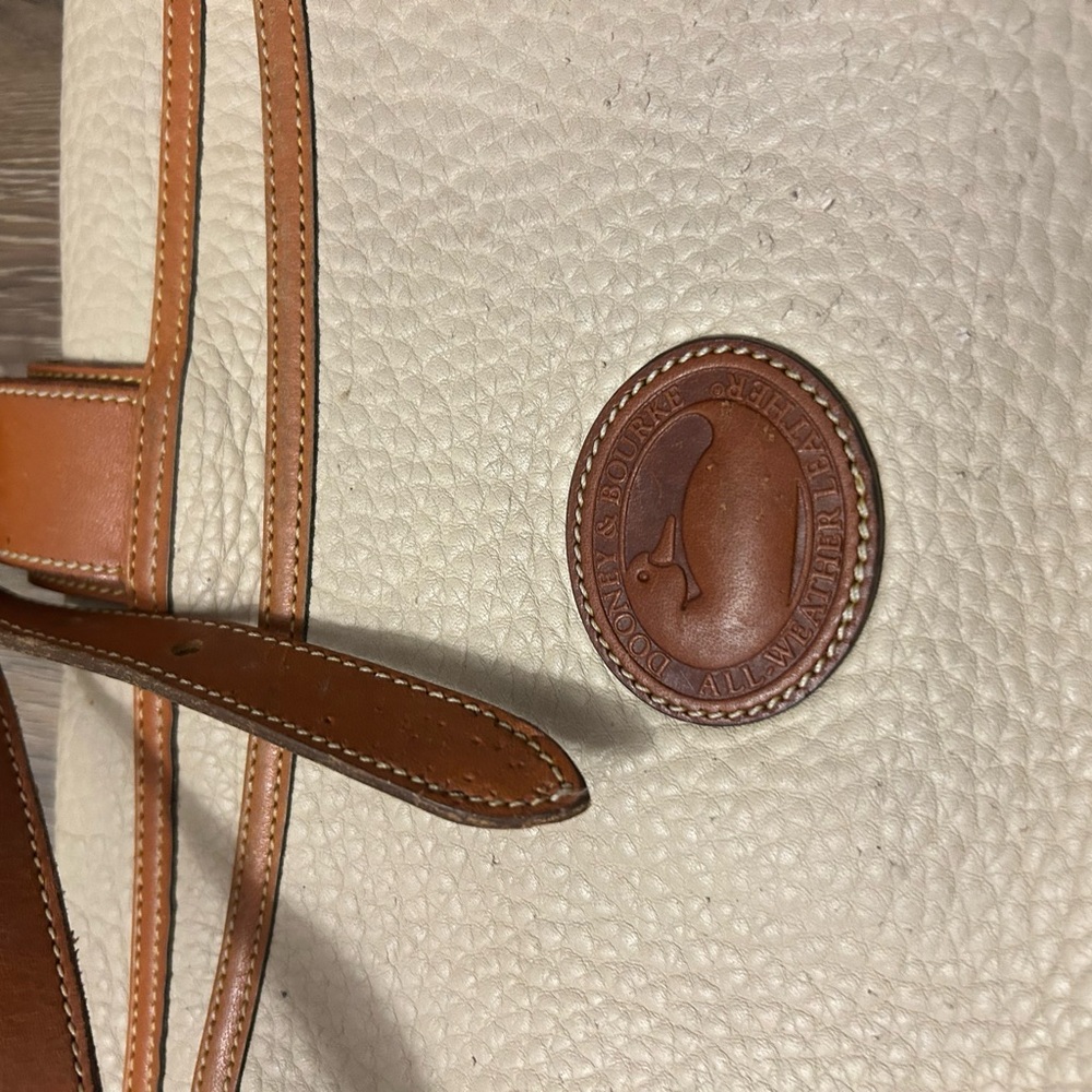 Vintage Dooney & Bourke Cream and Tan Crossbody Bag - Picture 15 of 16